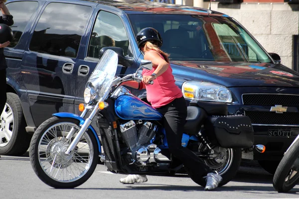Kobieta motocyklista — Zdjęcie stockowe