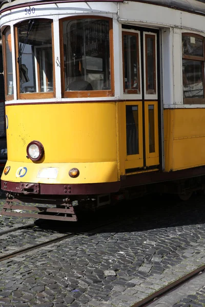 Старый трамвай в Лиссабоне, Португалия — стоковое фото