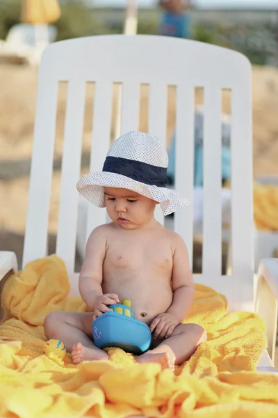 Bebé en la playa — Foto de Stock