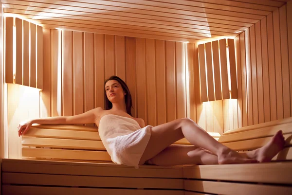 Menina na sauna — Fotografia de Stock