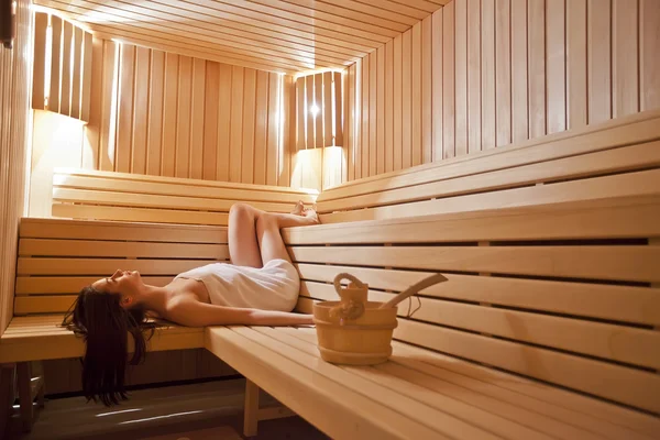Dziewczyna w saunie — Zdjęcie stockowe