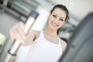 kızı spor salonunda