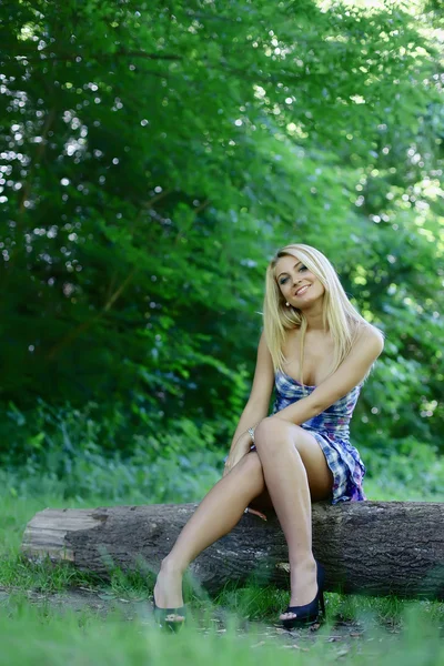 Meisje in het bos — Stockfoto