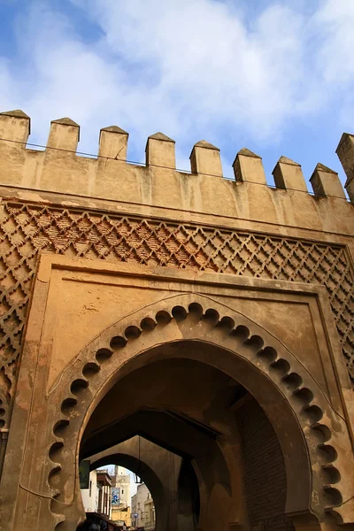 Gate in city walls in Fez, Morocco — Stock Photo, Image