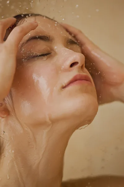 Tjej tar en dusch — Stockfoto