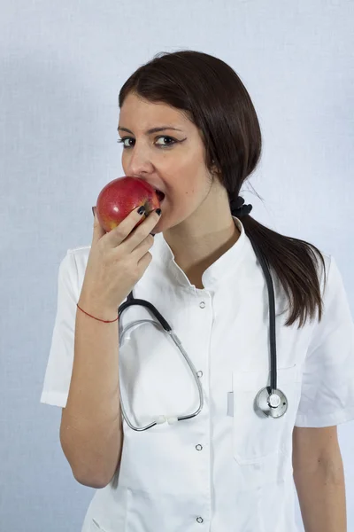 Doctor con una manzana — Foto de Stock