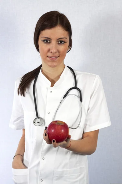 Доктор с яблоком — стоковое фото