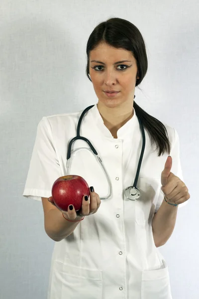 Доктор с яблоком — стоковое фото