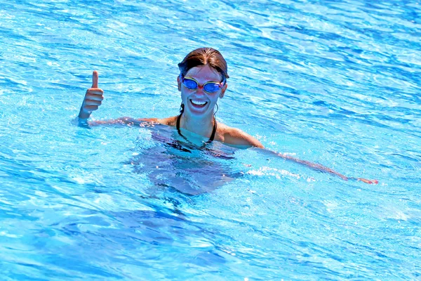 Chica nadar sonrisa y OK — Foto de Stock