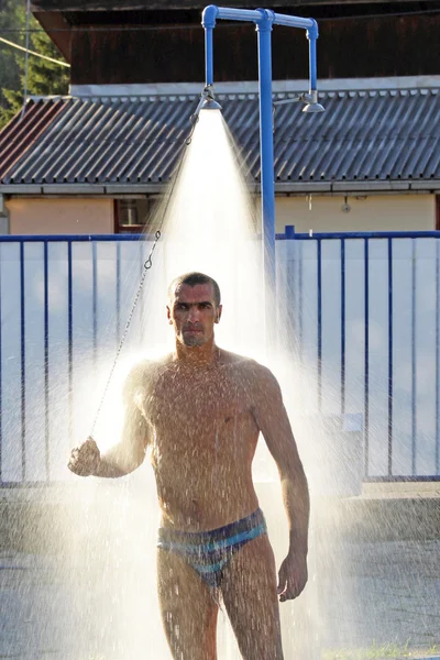 淋浴的男人 — 图库照片