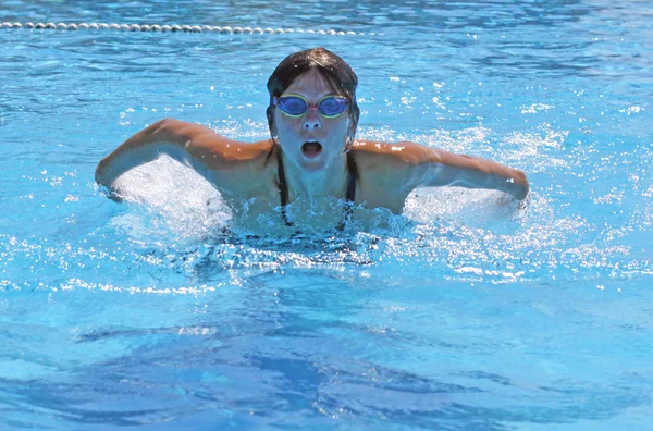 Плавающая девушка — стоковое фото
