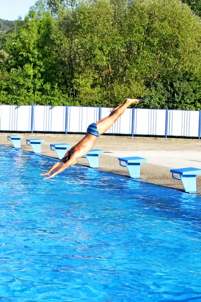ジャンプを泳ぐ — ストック写真