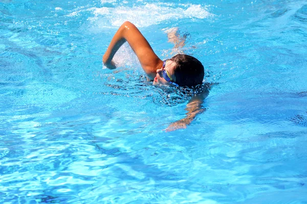 Menina nadando — Fotografia de Stock