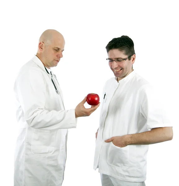 Два врача с яблоком — стоковое фото