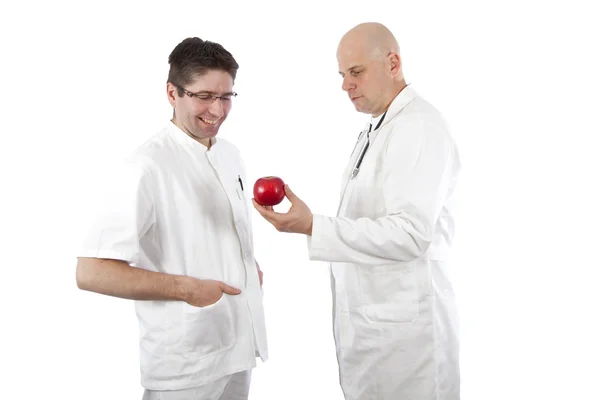 Dva lékaři s jablkem — Stock fotografie