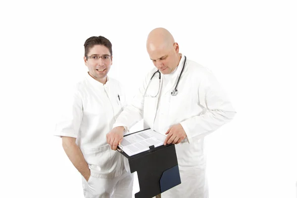 Dos doctores con un gráfico —  Fotos de Stock