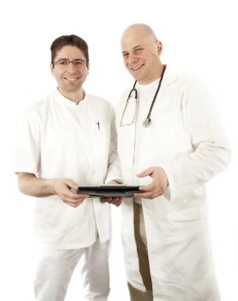 Dois médicos com ficha — Fotografia de Stock