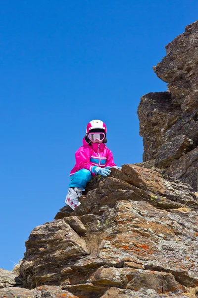 Маленькая девочка на скале — стоковое фото