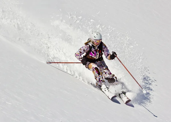 Kvinna skidåkare i mjuk snö Royaltyfria Stockbilder