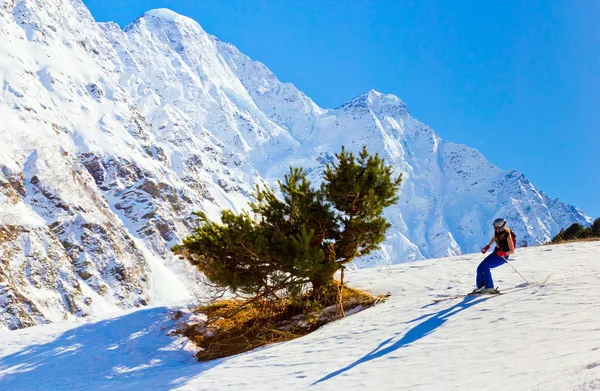 Kvinna skidåkare i mjuk snö — Stockfoto