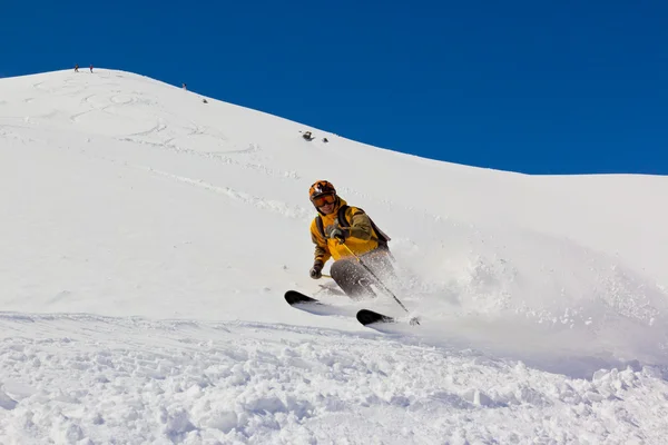 Esquiador na neve profunda — Fotografia de Stock