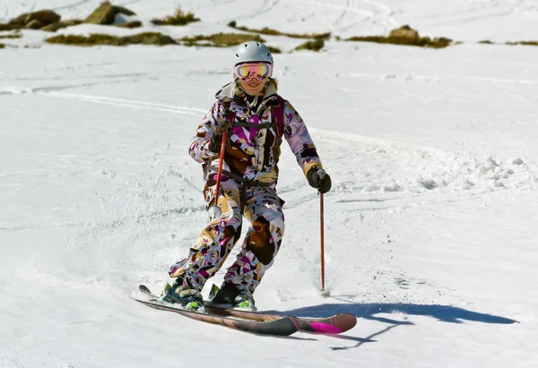 Yumuşak karda kadın kayakçı. — Stok fotoğraf
