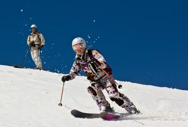 Kvinna skidåkare i mjuk snö. — Stockfoto
