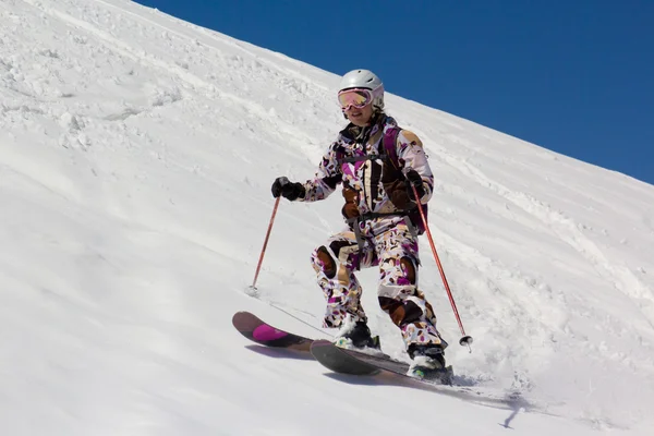 Vrouw skiër in de zachte sneeuw. — Stockfoto