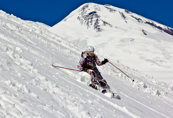 Mulher esquiador na neve profunda — Fotografia de Stock