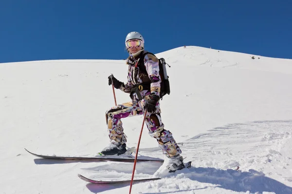 柔らかい雪の女性スキーヤー — ストック写真