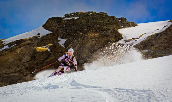 Kvinna skidåkare i djup snö — Stockfoto