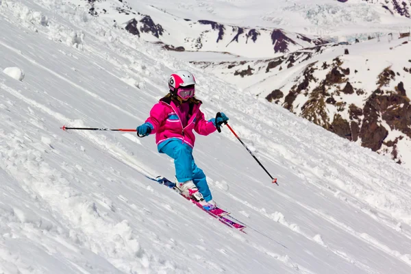 Meisje op ski's in zachte sneeuw — Stockfoto