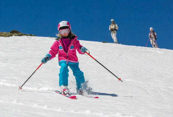 Fille sur les skis dans les montagnes — Photo