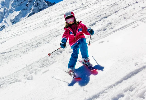 Meisje op ski's in de bergen — Stockfoto
