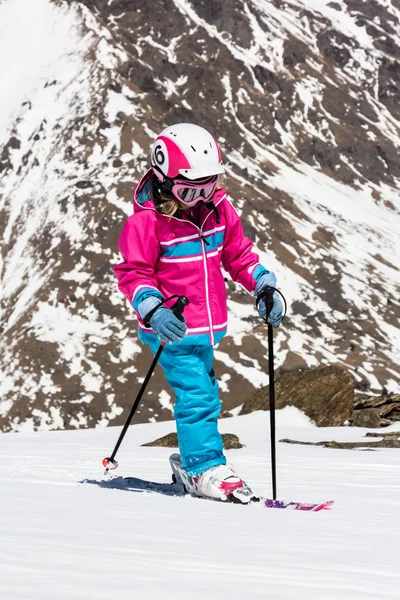 Κορίτσι για σκι στα βουνά — Φωτογραφία Αρχείου