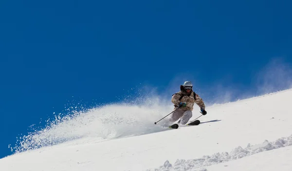 Sciatore nella neve profonda — Foto Stock