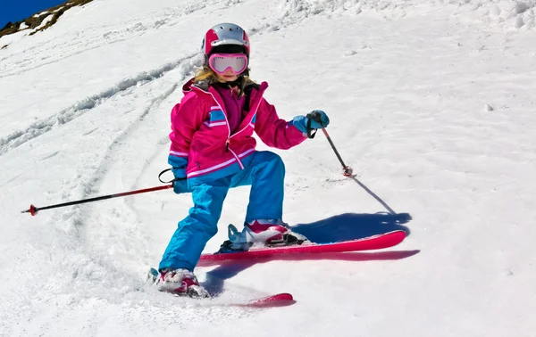 Flicka på skidor i fjällen Royaltyfria Stockfoton