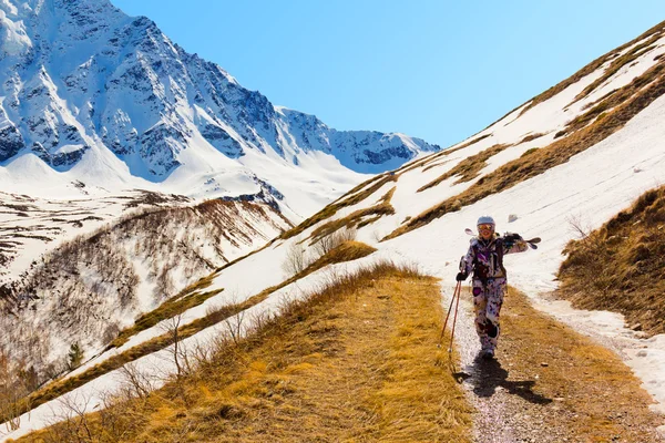 Skifahrerin im Frühling in den Bergen — Stockfoto