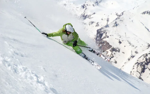 Scherpe bocht om te skiën in zachte sneeuw — Stockfoto