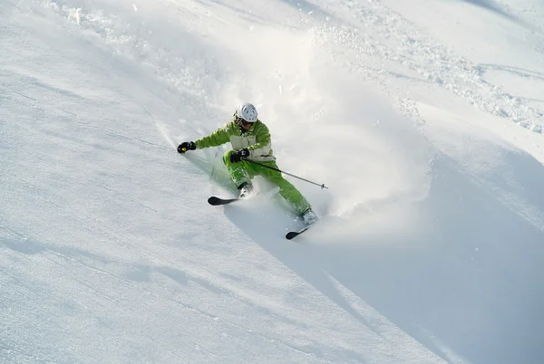 Vire-se para esquiar na neve macia — Fotografia de Stock
