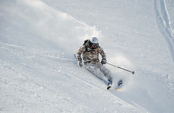 Skarpa tur att åka skidor i mjuk snö — Stockfoto