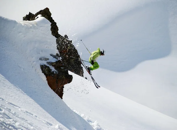 Salto de esquiador de um penhasco — Fotografia de Stock