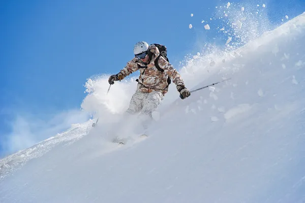 Skifahrer im weichen Schnee Stockbild
