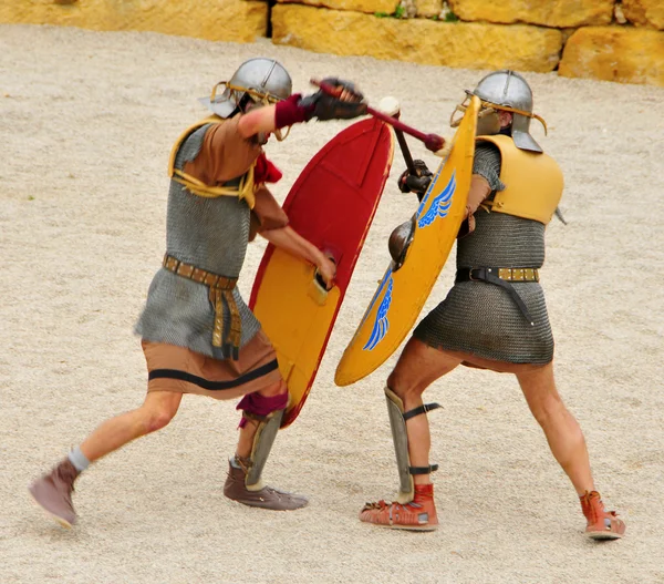 Gladiatoren kämpfen im römischen Amphitheater von Tarragona, Spanien — Stockfoto
