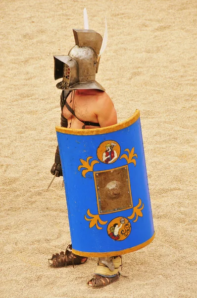 Гладиаторы сражаются в римском амфитеатре Таррагона, Испания — стоковое фото