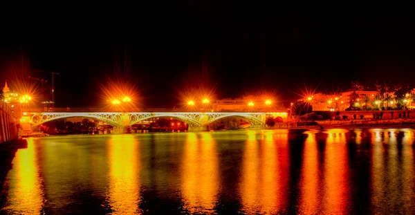 Gwadalkiwir rzeki i puente de triana, w Sewilli, w Hiszpanii w ni — Zdjęcie stockowe
