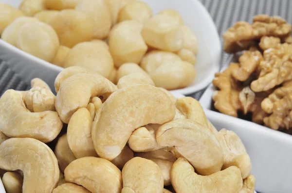 Misky s různými ořechy — Stock fotografie