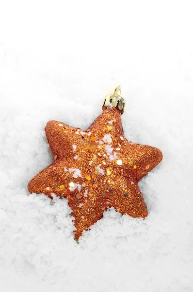 雪の上のクリスマスの星 — ストック写真