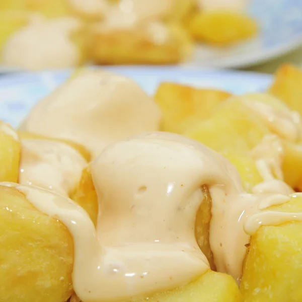 Tipiche patate spagnole bravas, patate piccanti — Foto Stock
