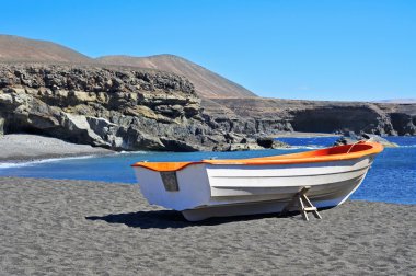 fuerteventura, İspanya bir siyah kum plaj tekne